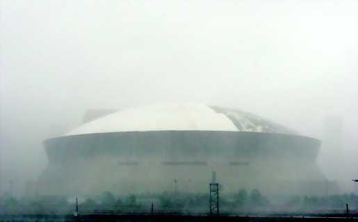 Superdome-stadionille on vuotanut vettä ja ihmisiä on jouduttu siirtämään hallin sisällä.