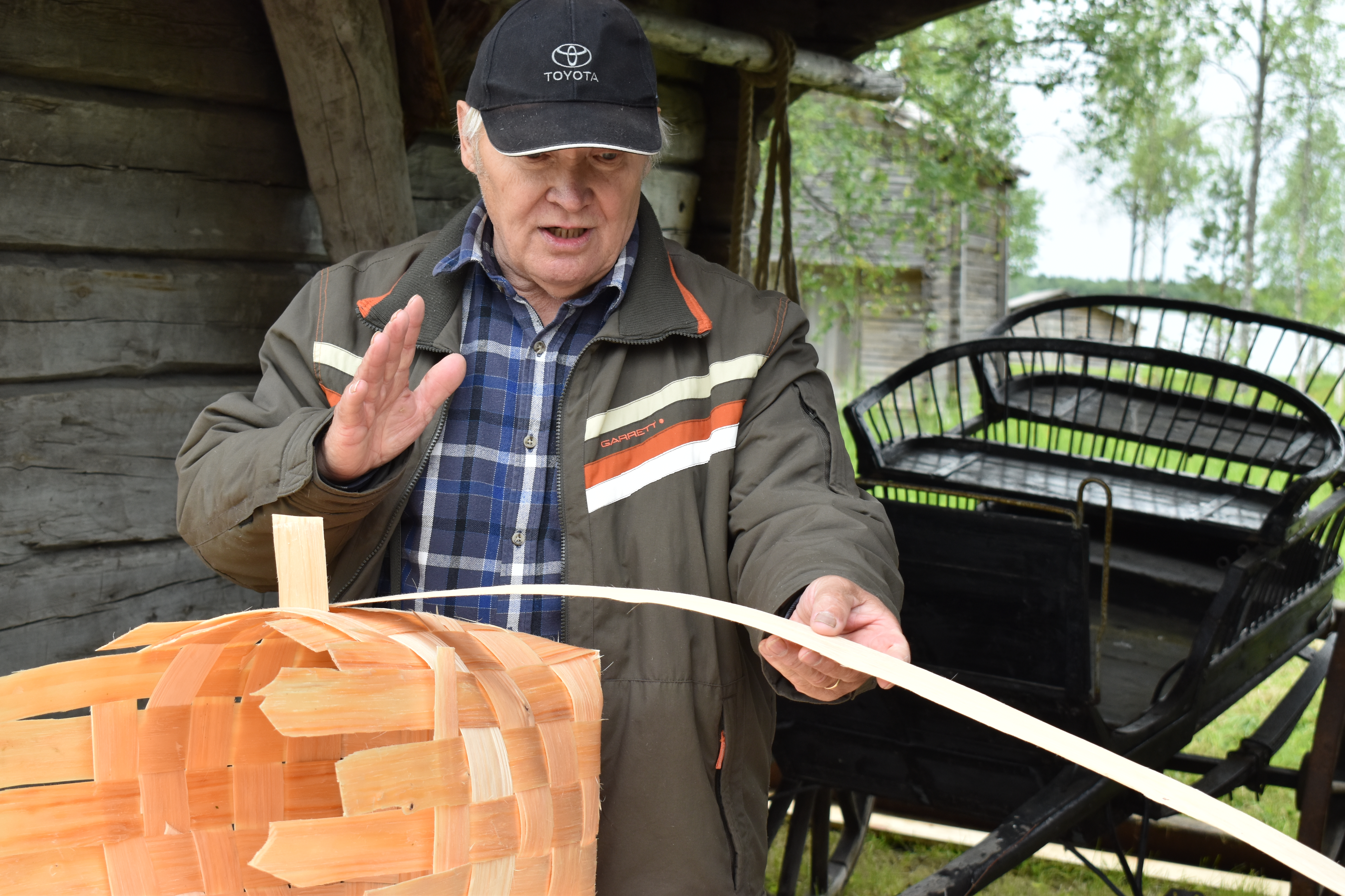 Posiolainen Leevi Suonnansalo on tehnyt pärekoreja 12-vuotiaasta lähtien. Taidon opetti aikoinaan oma isä.
