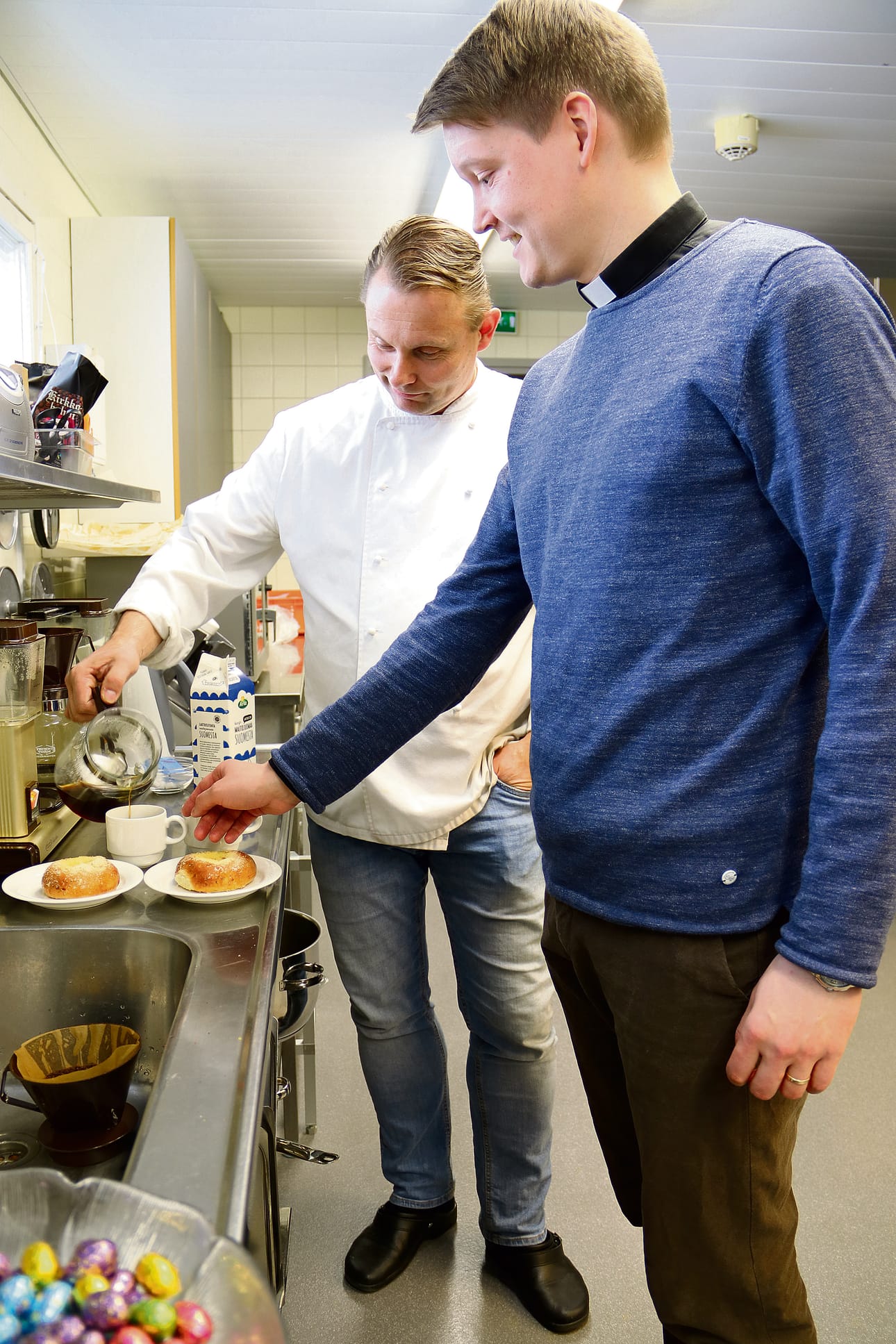 Pääsiäisyön messun ateria valmistuu Kokkokankaan seurakuntakeskuksen keittiössä. Kahvia yöllisen messun jälkeen ei kuitenkaan tarjoilla palveluesimies Pasi Jarvan mukaan. – Jotakin pientä makeaa kyllä on luvassa, hän toteaa. Jarvan vieressä pappi Paulus Pikkarainen, joka on pitänyt useana edeltävänä vuonna pääsiäisyön messun.