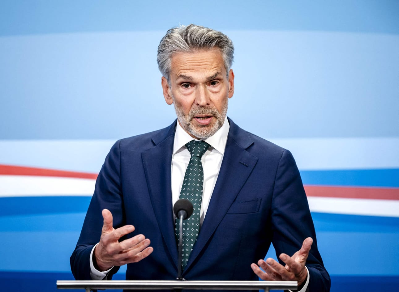 Pääministeri Dick Schoof kertoi jättävänsä eronpyyntönsä kuninkaalle. LEHTIKUVA/AFP