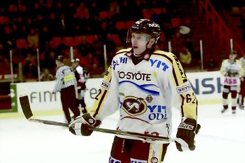 Tehomies. Kärppien Petr Tenkrat piti HPK:n puolustusta täysin pilkkanaan.