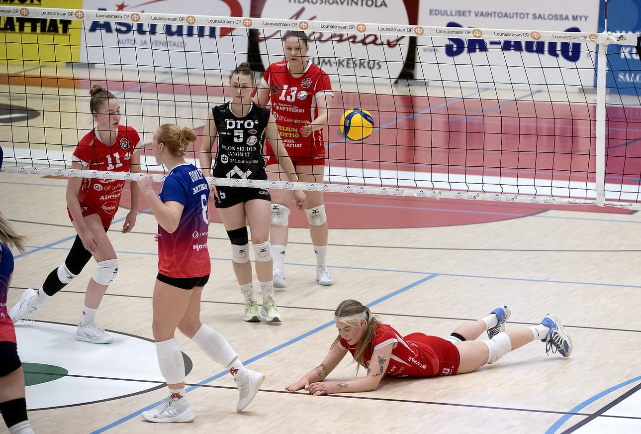 Arctic Volleyn passari Sydney Dowler onnistuu pisteenteossa. LP Viestin puolella Selma Nikkanen (11), Anna Syrjälä (5), Viivi Pyhäjärvi (13) ja Miia-Maria Mäkikyrö.
