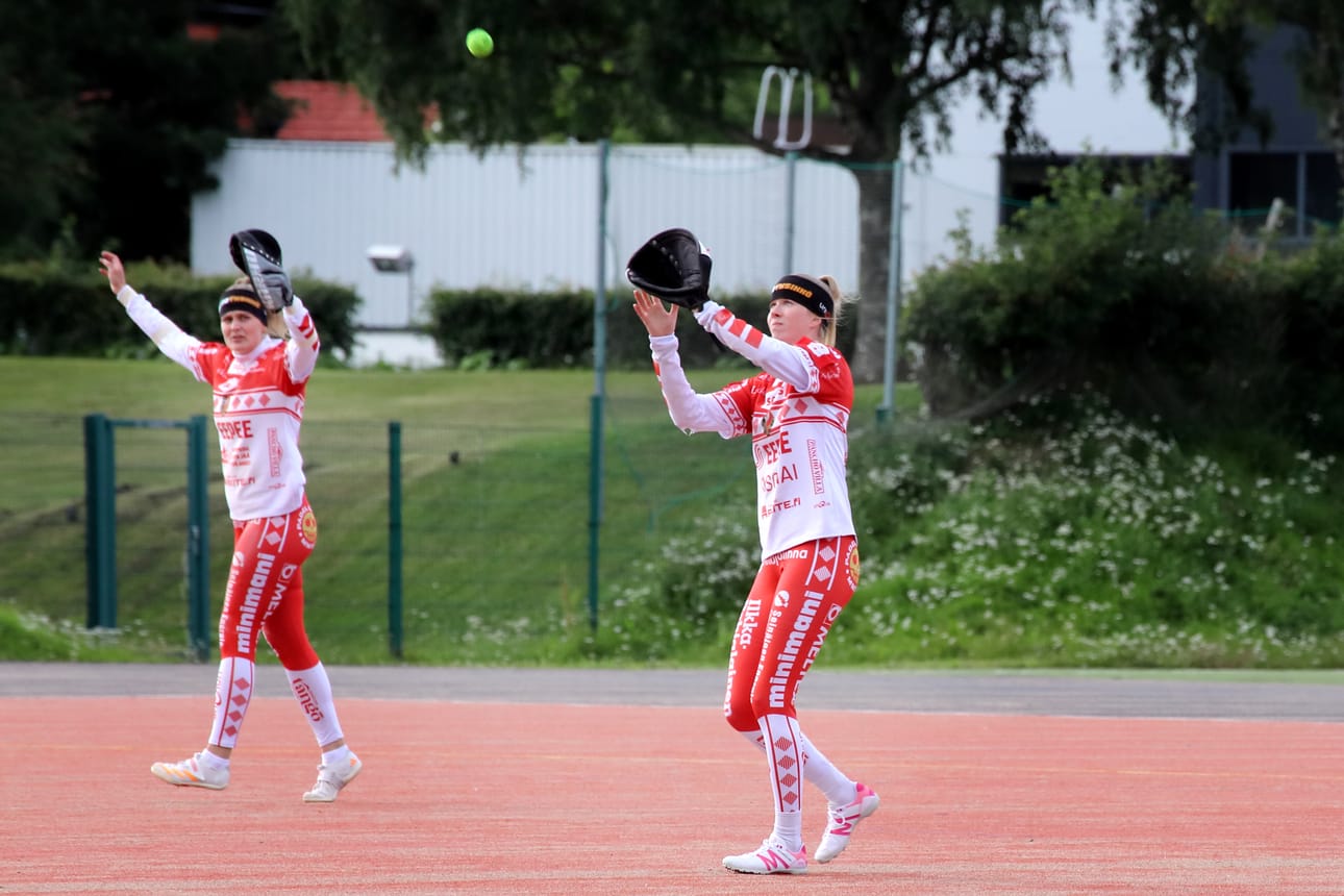 Anni Kotimaa ja Maiju Mäntylä (vas.) muodostavat Jussittarien takakentän koppariparin.