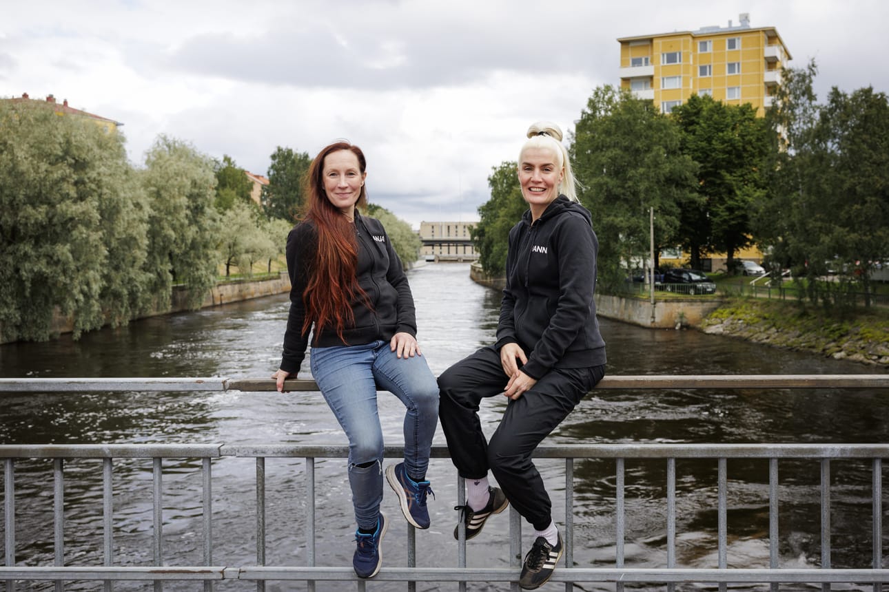 Sirkustaitelijat Sanja Kosonen (vas.) ja Hanna Moisala ylittävät yhdessä vaijeria pitkin Merikosken Alakanavan.
