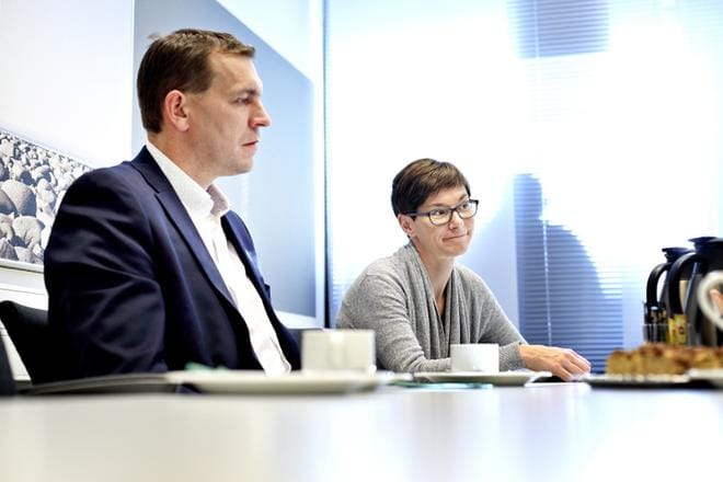 Nordean ekonomisti Tuuli Koivu vieraili tiistaina Seinäjoella puhumassa talousnäkymistä. Isäntänä toimi aluejohtaja Timo Kalliomäki Etelä-Pohjanmaan yrityspankista. KUVA: KARI LÖFHJELM
