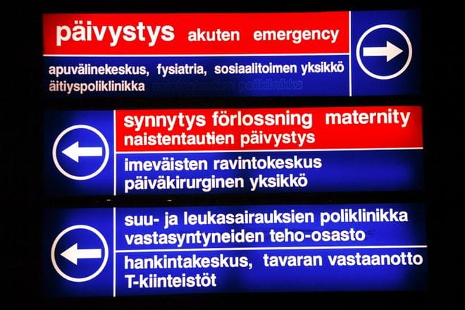 Poliklinikalle, tutkimuksiin tai vastaanotolle saapuva ilmoittautuu jatkossa sairaalan pääovilla olevilla automaateilla. Kuva: Jenni Latva