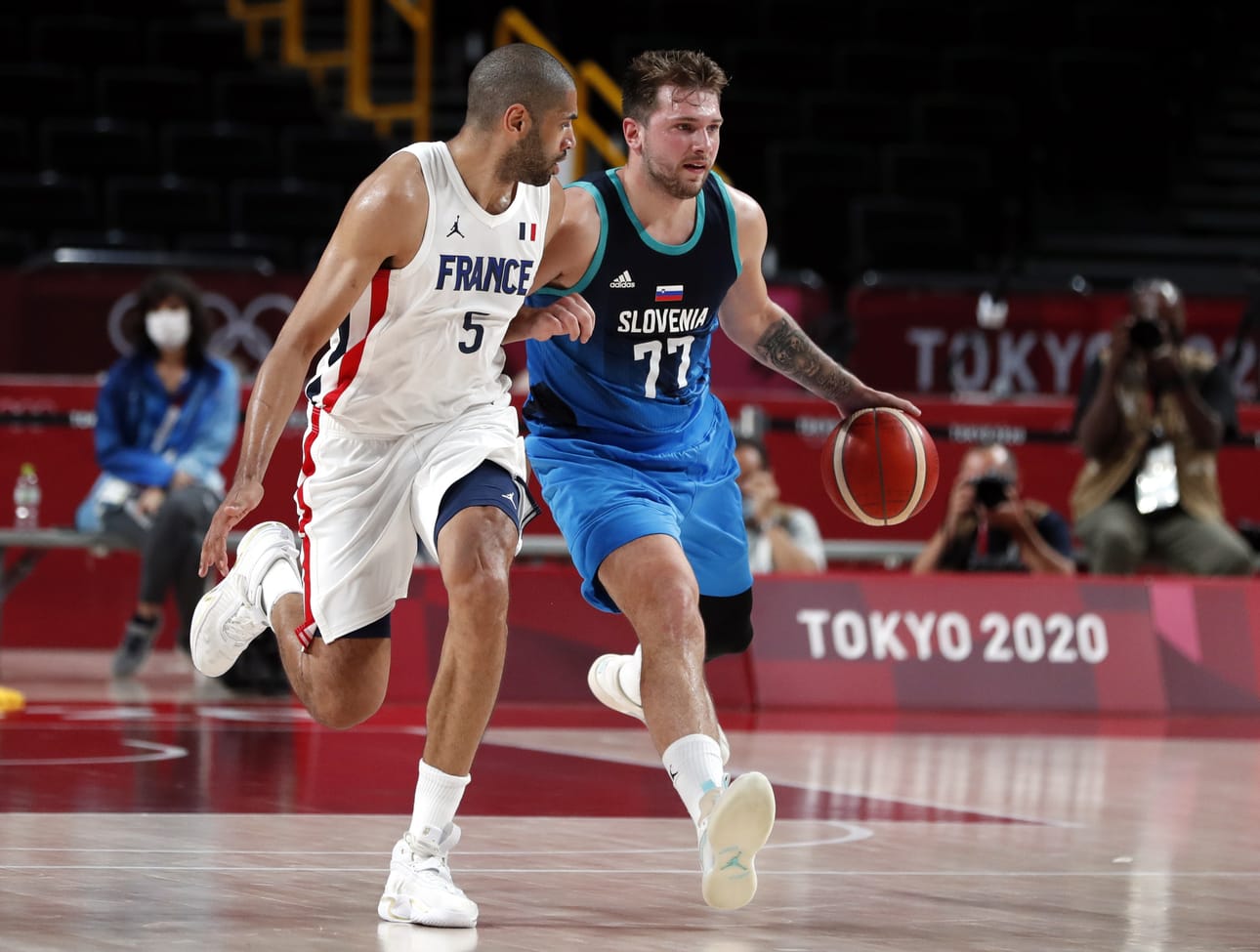 Slovenian supertähti Luka Doncic (oik.) ei pystynyt viemään maataan olympiafinaaliin.