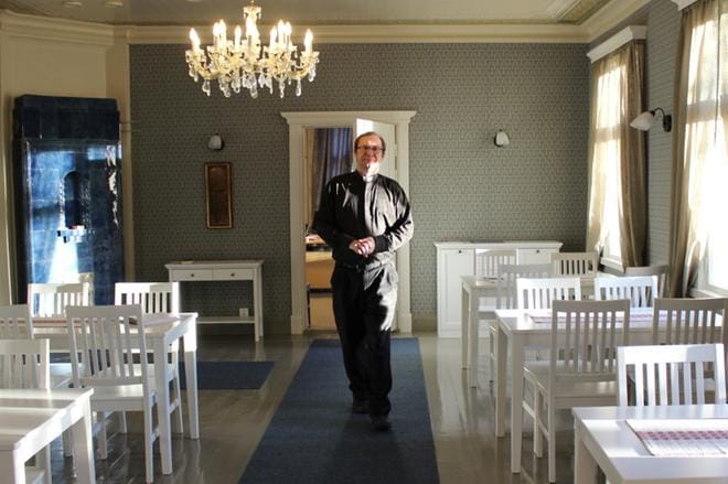 Karijoen vt. kirkkoherra Mikko Lempinen kertoo, että Karijoella ollaan tietoisia siitä, että liitokseen on mentävä. Viime viikon keskustelutilaisuus oli Karijoen remontoidussa entisessä pappilassa, jossa on myös kirkkoherranvirasto. KUVA: MINNA ZILLIACUS