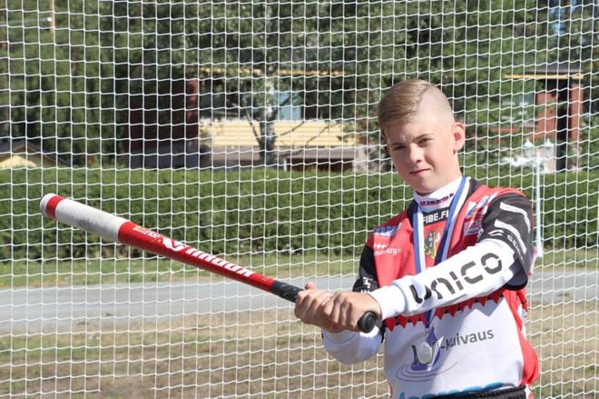 – Olisihan se kiva joskus pelata Superpesiksessä, Juho Riihimäki tuumaa.