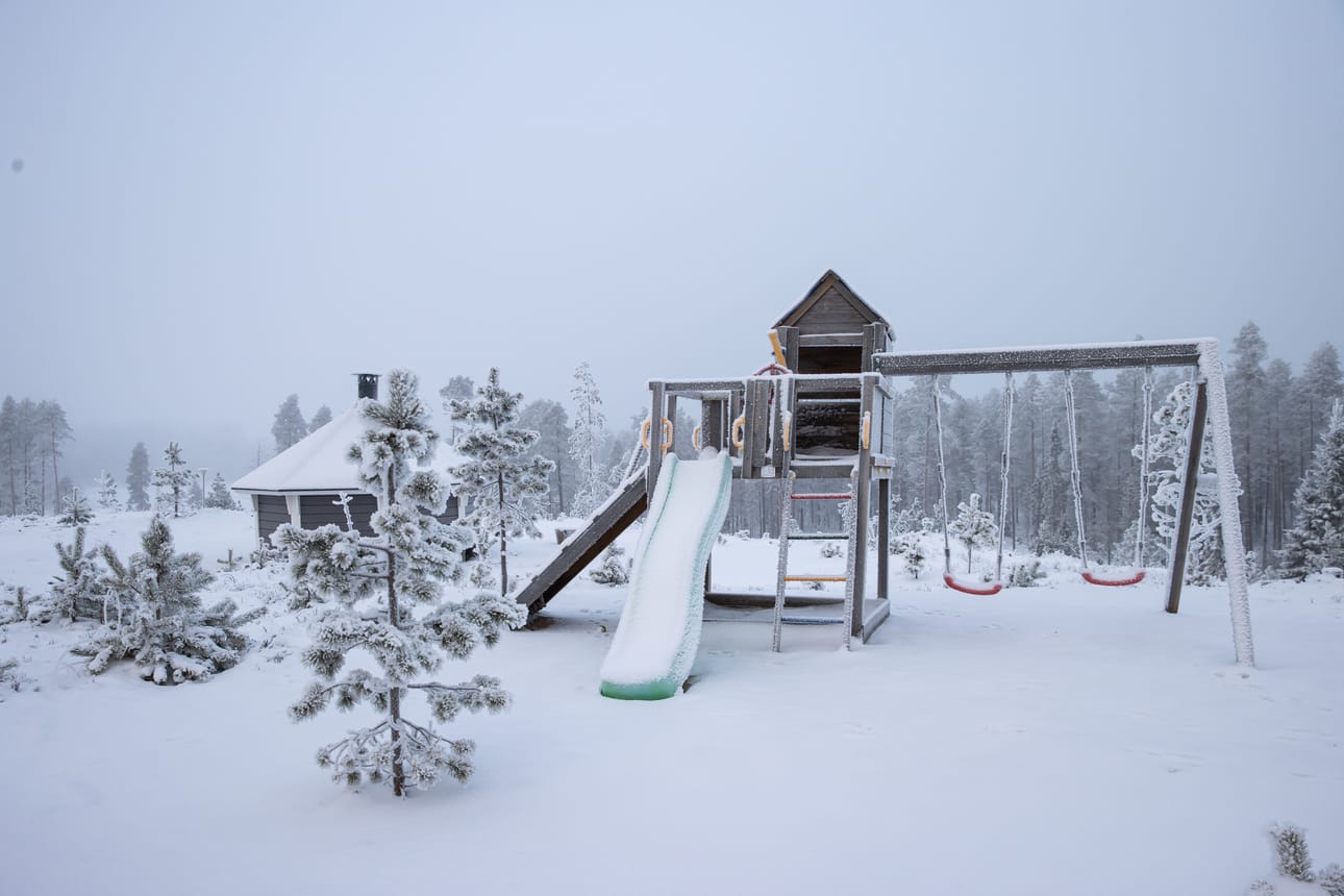 Mökkien keskellä, Mäntyniemen korkeimmassa kohdassa on lasten leikkialue.