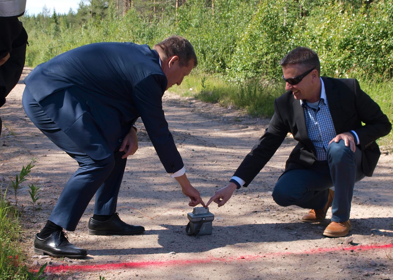 Puhurin hallituksen puheenjohtaja Roger Holm (oik) ja Suomen Voiman hallituksen puheenjohtaja, energianeuvos Patrick Wackström räjäyttävät ensimmäisen paukun Parhan tuulipuiston työmaalla