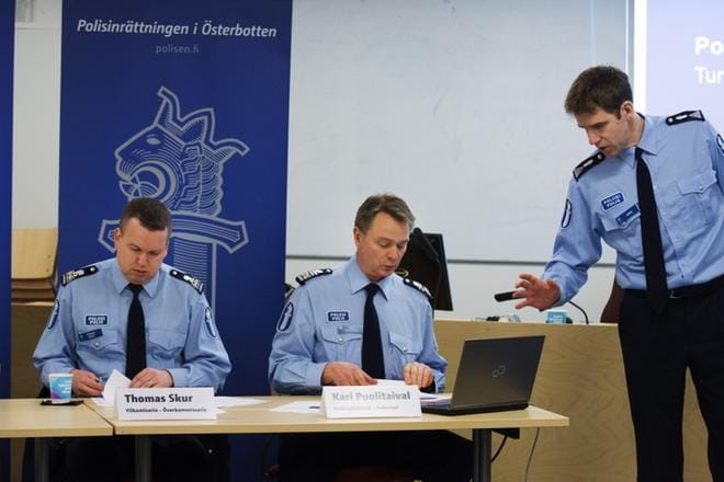 Pohjanmaan poliisilaitoksen ylikomisario Thomas Skur, poliisipäällikkö Kari Puolitaival ja viestintäpäällikkö Mikael Appel kävivät läpi Pohjanmaan poliisilaitoksen turvallisuuskatsausta. ARKISTOKUVA: MINNA ANTILA