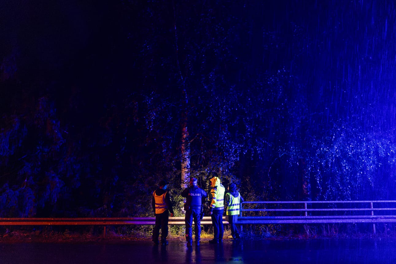 Poliisi tutki onnettomuuspaikkaa festivaalien henkilökunnan kanssa.
