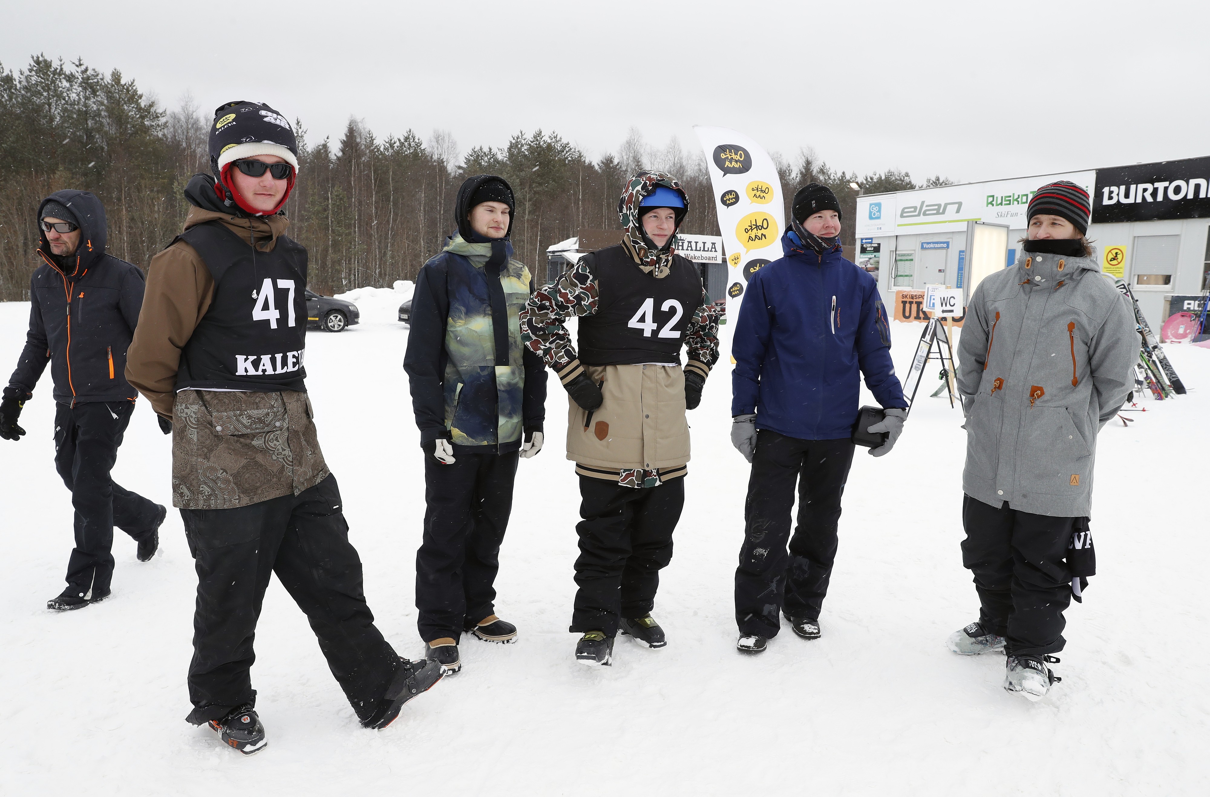Lumituisku haastoi laskijoita Oulun Ruskotunturilla − katso kuvia Big Air -kisasta