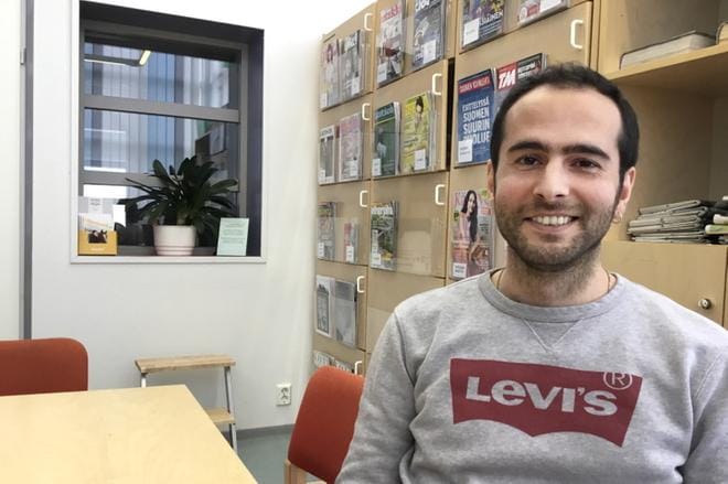 Turkista kotoisin oleva vapaaehtoistyöntekijä Gökhan Arifoglu kertoili kokemuksistaan Lehtimäen kirjaston lehtienlukusalissa. KUVA: ANNIKKI OJALA