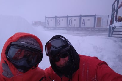 Mika Kalakoski johtaa tutkimusretkiä olosuhteissa, joissa myrsky muuraa silmät lumipalloiksi hetkessä – Etelämantereen hurjilla matkoilla perjantai on pitsapäivä
