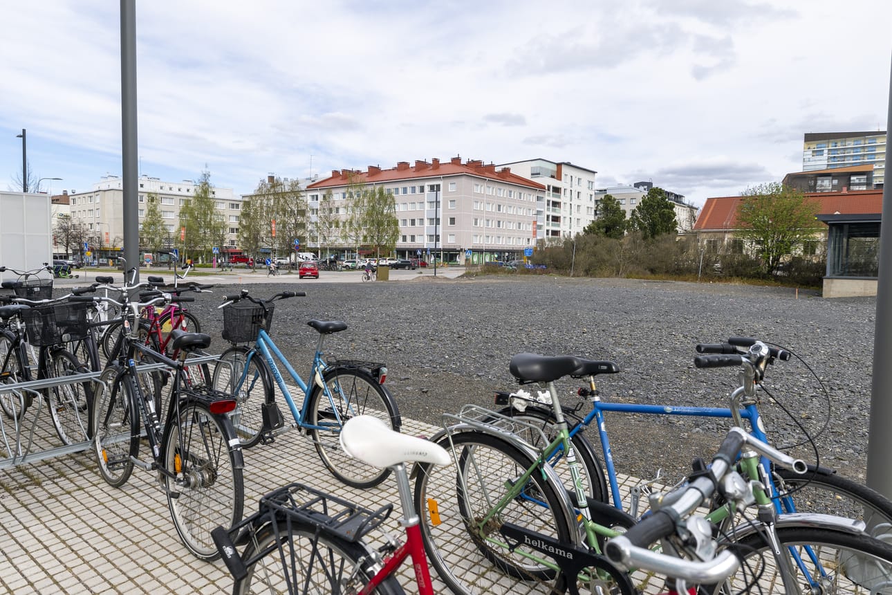 Paikalle asennetaan pysyvä pyöräkatos neljällekymmenelle pyörälle.
