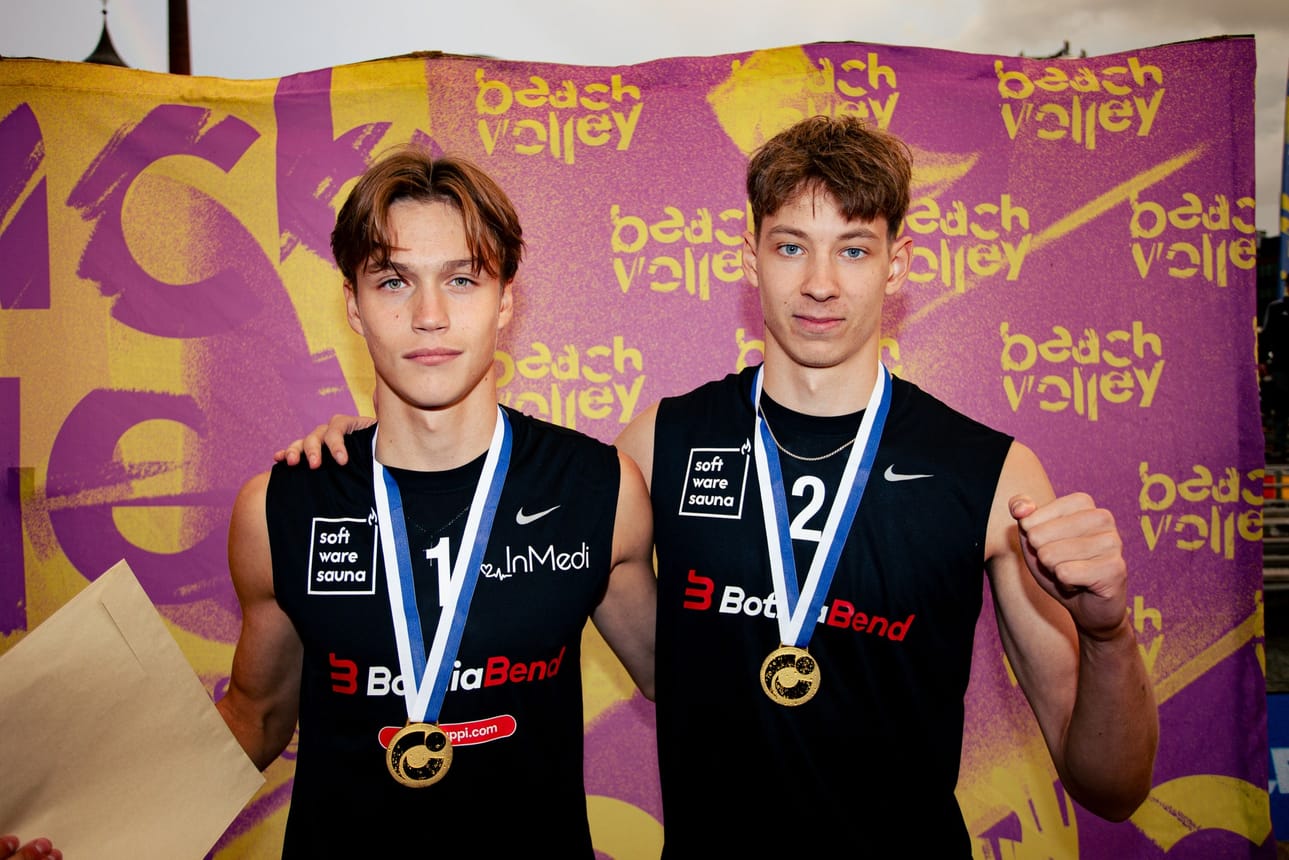 Konsta Viljamaa ja Kaapo Vanhatupa voittivat SM-kultaa beach volleyssä. Oulunsalolainen Vanhatupa (oikealla) on 18-vuotias ja pelaa lentopalloa AC Oulu Volleyssa.