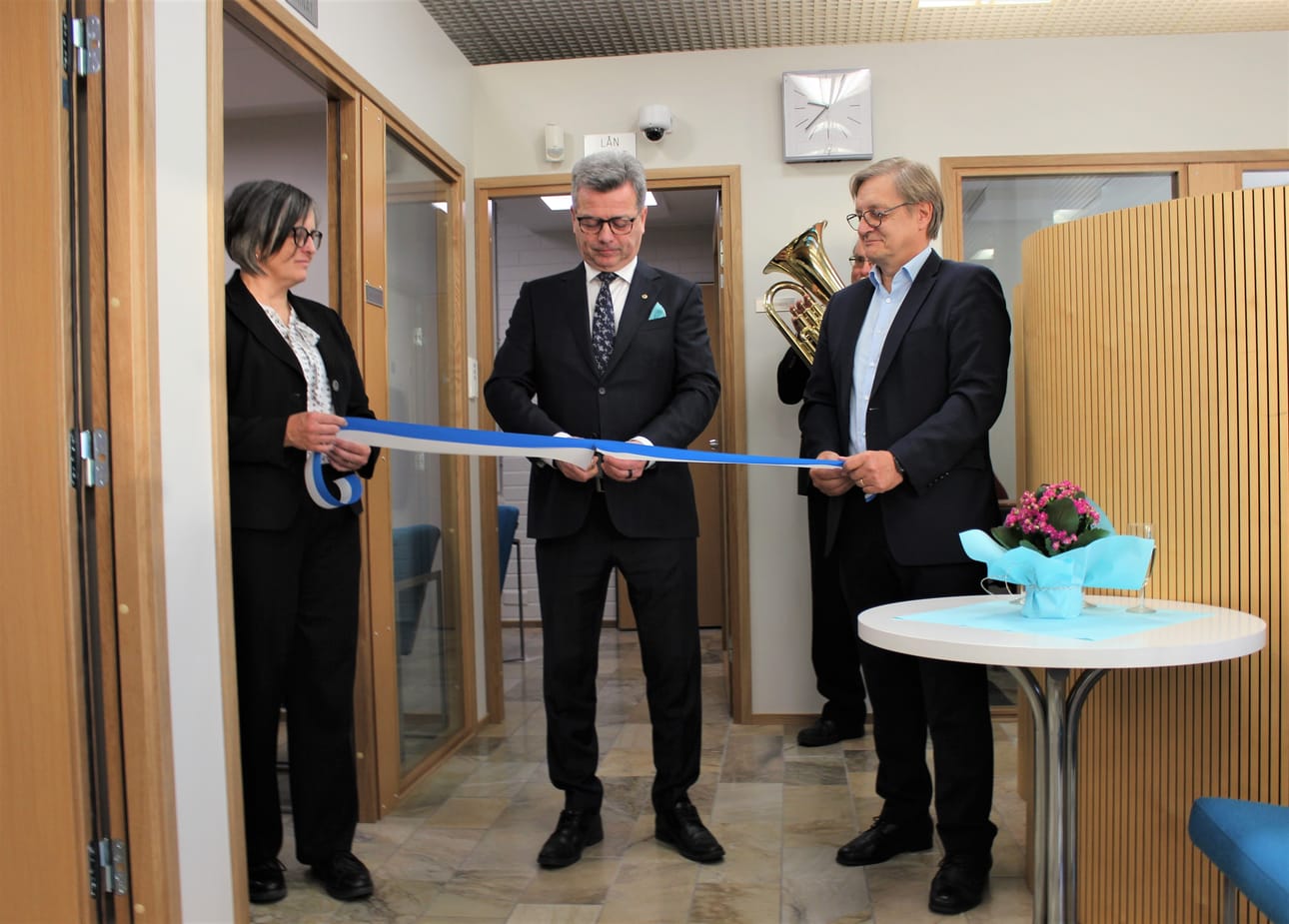 Närpiön säästöpankin toimitusjohtaja Monika Mangs Lapväärtistä, säästöpankkiliiton toimitusjohtaja Karri Alameri ja Närpiön säästöpankin varatoimitusjohtaja Kent-Johan Lindsén (oik.) avajaisissa. Pankilla on pitkät juuret Kristiinassa. Vuonna 1852 avattiin konttori Rantakadulla, apteekin läheisyydessä.