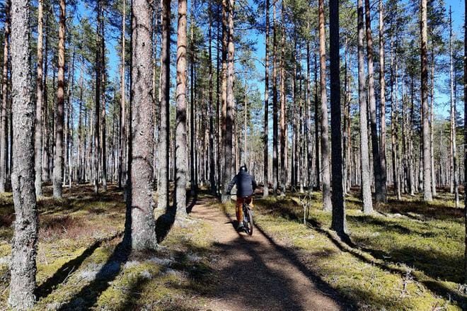 Sähköpyöräilijöitä liikkuu Lauhanvuoressakin aina vain enemmän. Geoparkin alueelle aiotaan tehdä sähköpyörille lataus- ja huoltopisteitä. KUVA: JORMA HAVULA