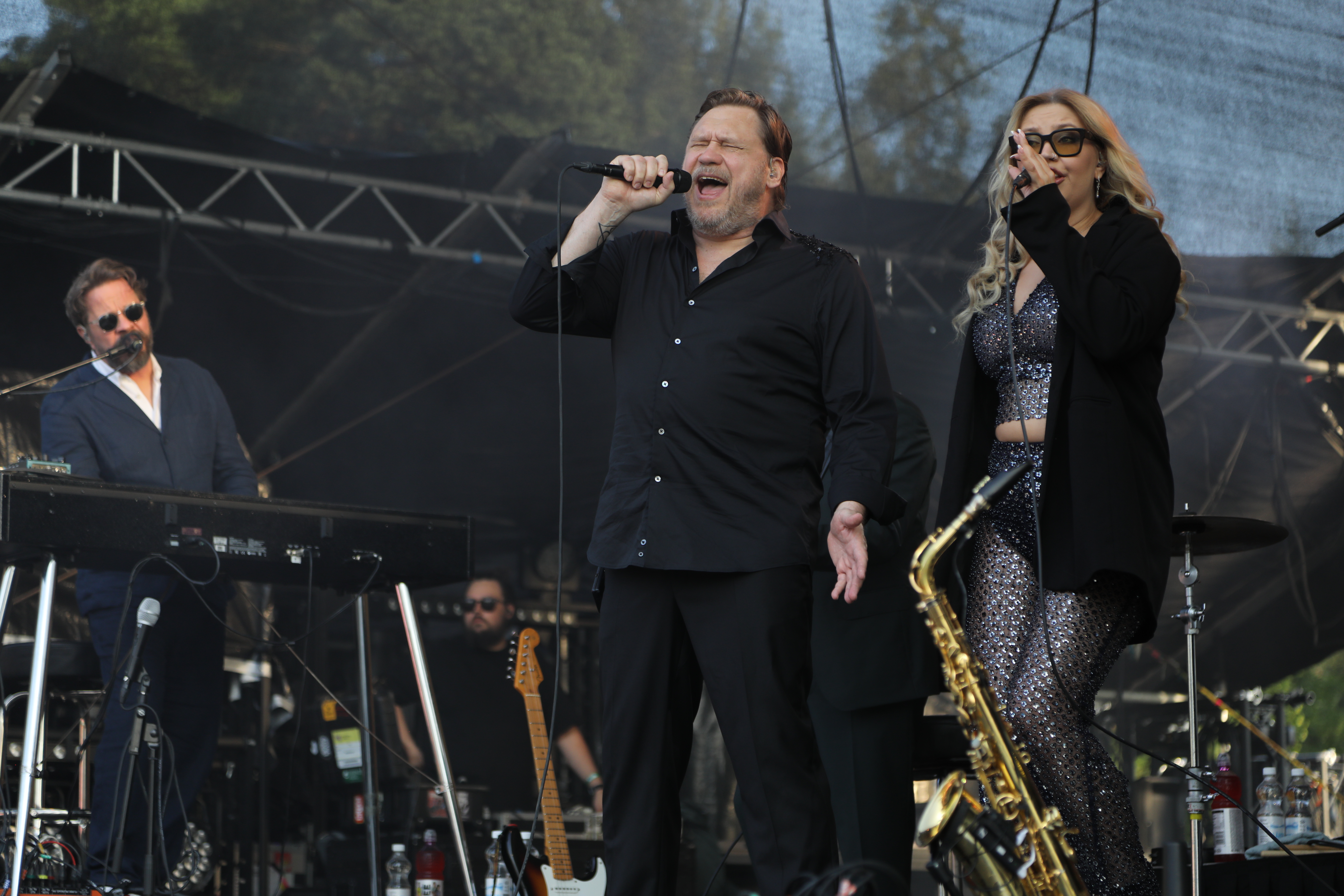 Samuli Edelmann tulkitsi pop-klassikoitaan huippubändin kanssa. Koskettimissa Lari Leskinen.