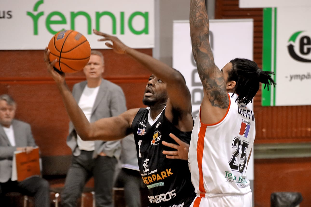 Andre Wesson Jr. viimeisteli 26 pistettä ja oli Kobrien ykköspyssy. Vilppaan Bryan Griffin yritti estää pistetehtailua.