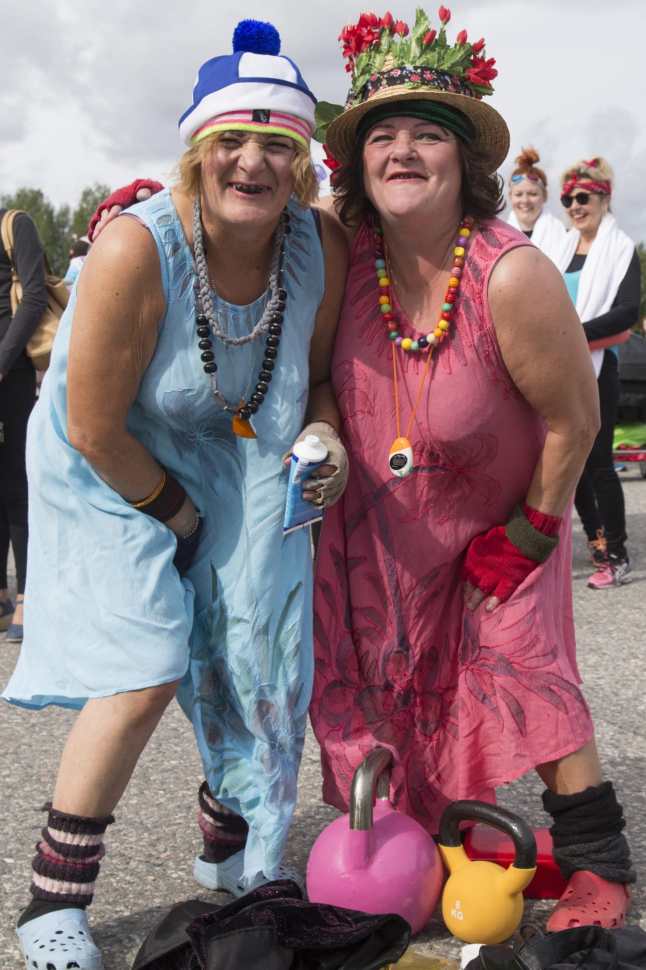 Kaisa Nissin tuotteita tutkimassa Liisa Kinnunen, Irma Leinonen ja Tuija Erving.