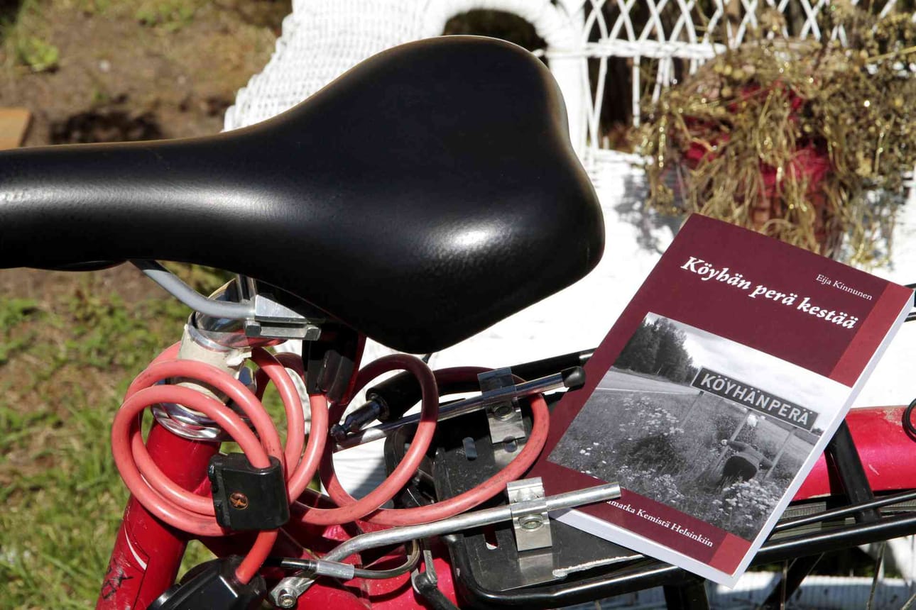 Kirjan kannen valokuva on aito muisto pyöräretkeltä. Köyhänperä osui matkan varrelle Reisjärvellä.