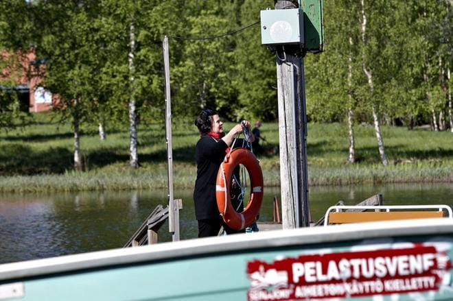 Sahanlammen uimarannan pelastusvälineet ovat kunnossa ja paikoillaan liikuntapalvelupäällikkö Tanja Särkipaju toteaa. KUVAT: HEIKKI HAKANEN