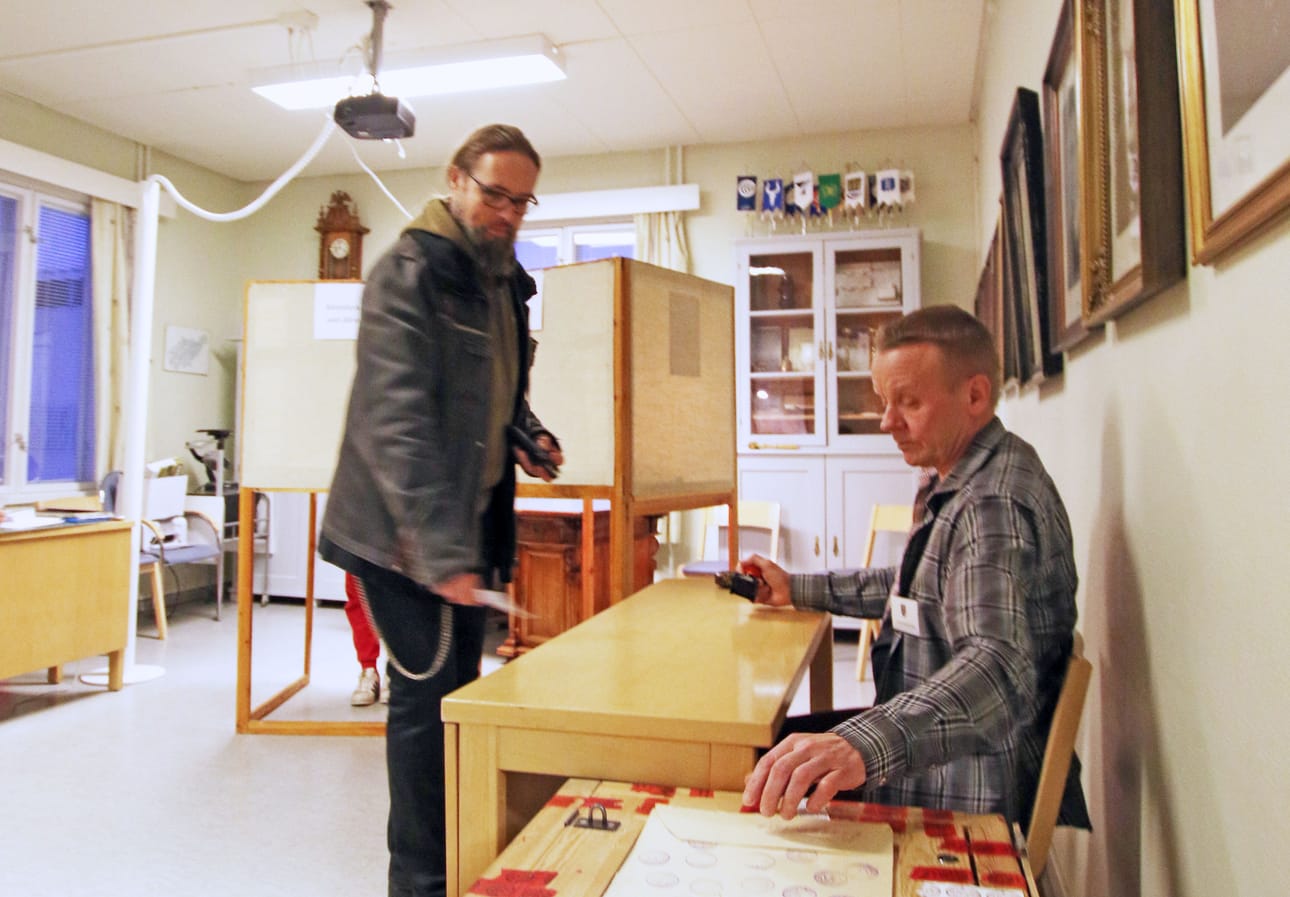 Mika Orava äänesti sunnuntaina Lumijoen kunnanvirastolla.