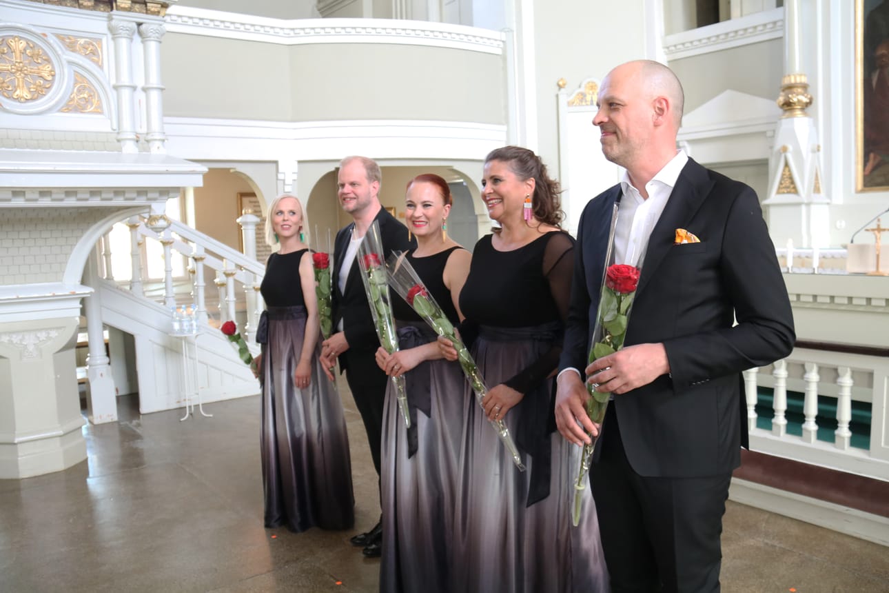 Aili Ikonen, Ahti Paunu, Soila Sariola, Essi Wuorela ja Jussi Chydenius viihdyttivät äitejä ja muuta runsaslukuista yleisöä kirkossa tunnin verran.