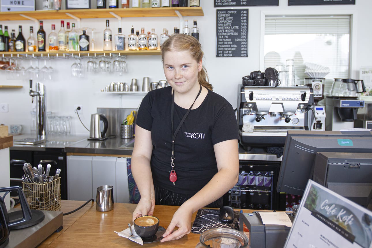 Sanni Savola tarjoilemassa cappuccinoa Cafe Hostel Kodissa. Koti sai kiitosta tervetulleesta ilmapiiristä ja olohuoneen tunnelmasta.