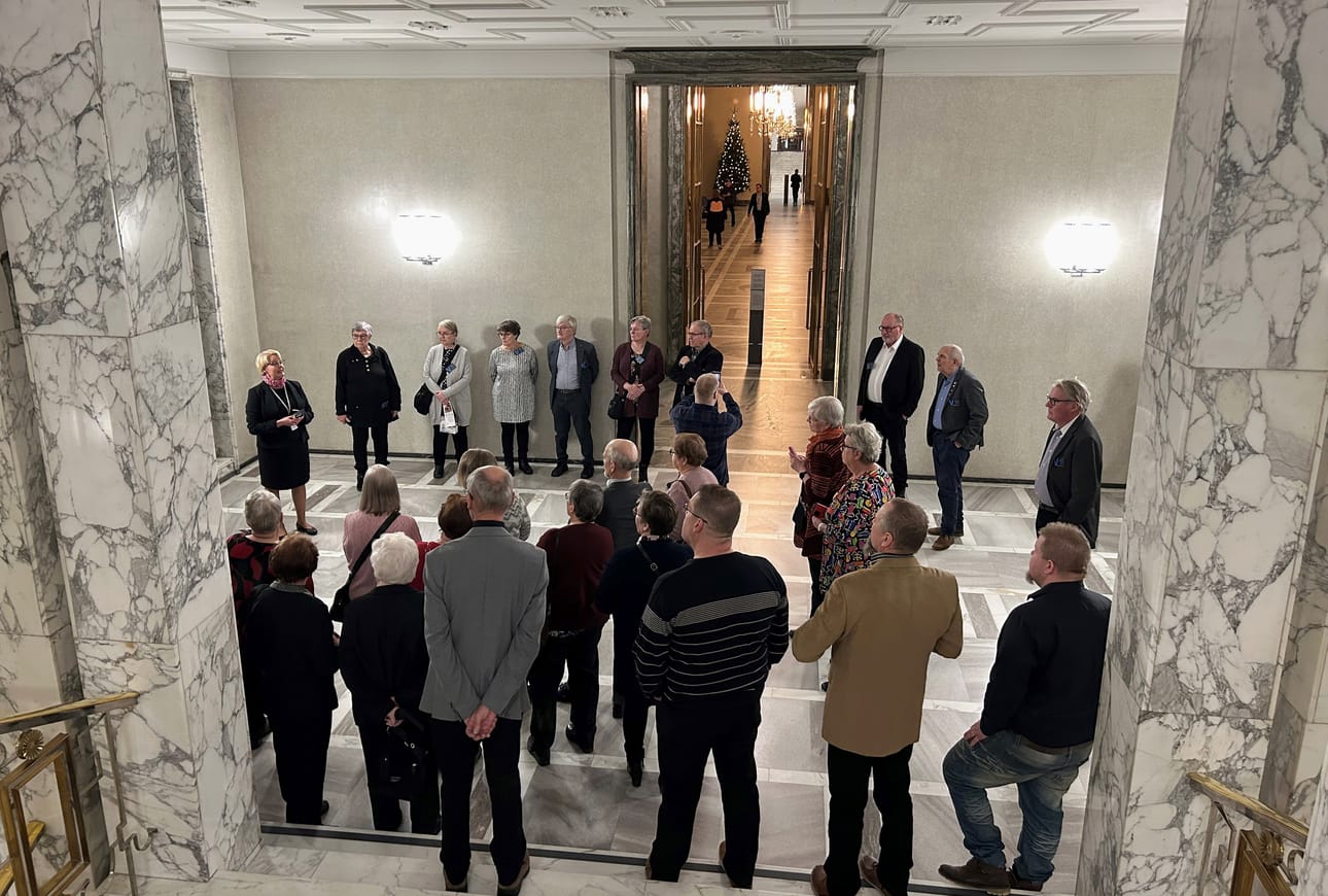 Vieraille esiteltiin eduskuntataloa parin tunnin kierroksella.