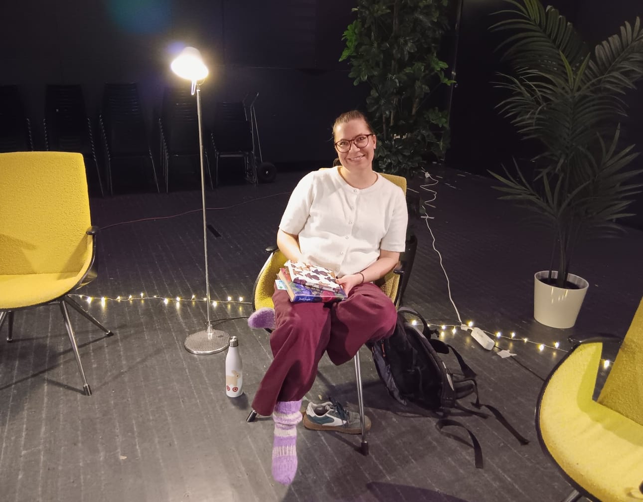 Kirsi Heikinmatti varustautui ensimmäiseen Silent Book Clubiin villasukilla ja termospullollisella teetä.