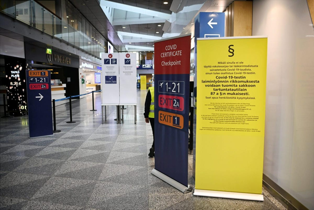 Riskimaista tulevien matkustajien on osallistuttava kuntien terveysviranomaisten järjestämään pakolliseen terveystarkastukseen koronaviruksen leviämisen ehkäisemiseksi. LEHTIKUVA / ANTTI AIMO-KOIVISTO