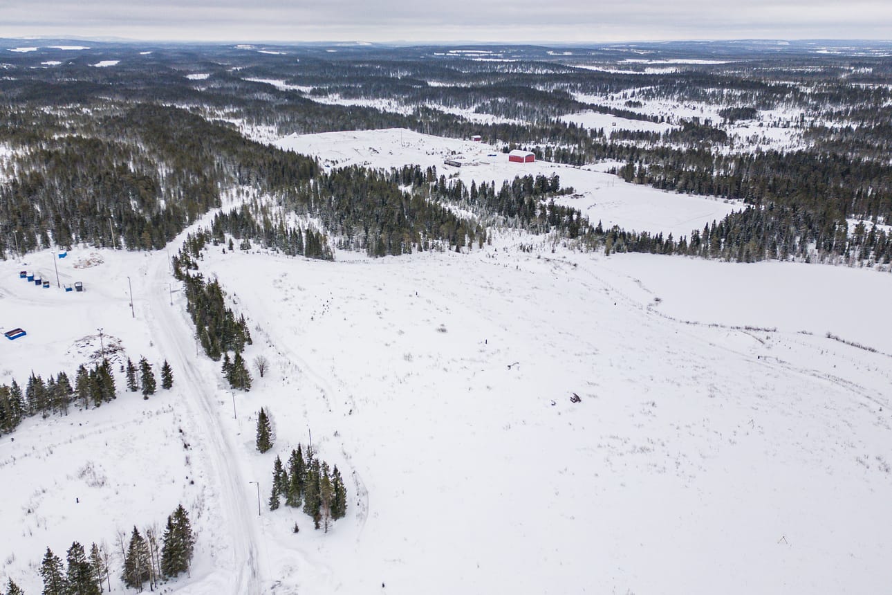 Latitude 66 Cobalt Oy suunnittelee sijoittavansa Juomasuon kaivoksen tuotantolaitoksen valtatien 20 varteen, Kuusamon jäteaseman lähistölle. Juomasuolta Kuusamon jäteasemalle kertyy matkaa maantietä pitkin noin 51 kilometriä. Kuvan etualalla Kuusamon jäteaseman toimintoja, suunnittelualue sijaitsee jäteaseman toimintojen takana. Arkistokuva.