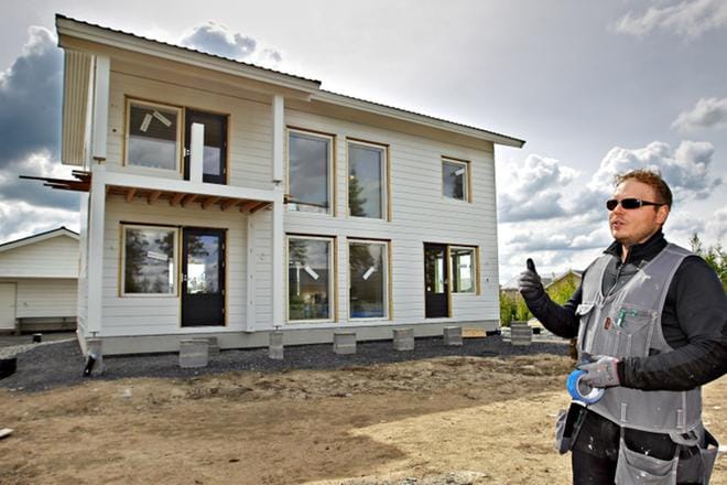 Käsillä tekemisestä pitävä Lasse Niemi osallistui perheensä talon rakentamiseen Karhuvuoren asuntoalueelle. Hirsitalon runko pystytettiin vuonna 2014 talkoovoimin. ARKISTOKUVA: KARI LÖFHJELM