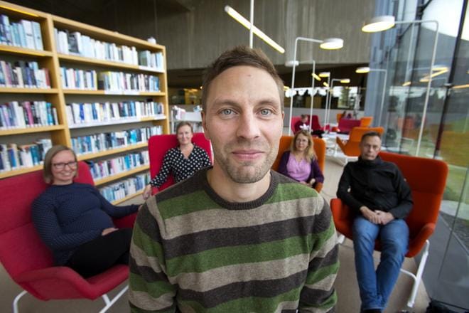 Raadin jäsen Olli Neulaniemi näkee soissa vanhat erämaat. Taustalla ympäristösuunnittelija Mari Väänänen (vas.), keskustelujen ohjaaja, fasilitaattori Jonna Kangasoja, tutkija Heli Saarikoski ja raadin jäsen Hannu Tuomisto.