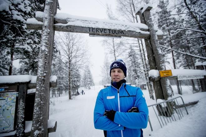 Seinäjoella viitisen vuotta asunut hiihdon asiantuntija Kalle Lassila kommentoi television katsojille Seefeldin MM-hiihtoja paikan päältä. KUVA: JAAKKO ELENIUS