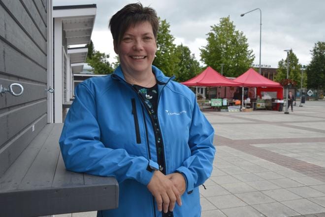 Kauhavan Yrittäjien puheenjohtaja Johanna Salla-Uitto uskoo, että elokuun markkinaviikonloppu tuo torille vipinää. KUVA: OUTI RANTALA