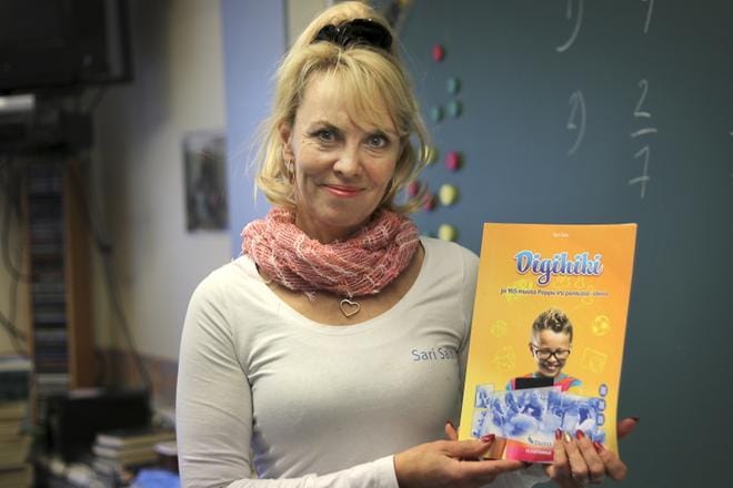 Digihiki- ja Peppu irti penkistä -kirjojen kirjoittaja, alajärveläinen luokanopettaja Sari Salo matkaa Turun kirjamessujen ohjelmajohtajan, presidentin rouva Jenni Haukion kutsumana messuille kertomaan Lukemalla luokkaretkelle -toimintamallista. Kuva: Johanna Kataja