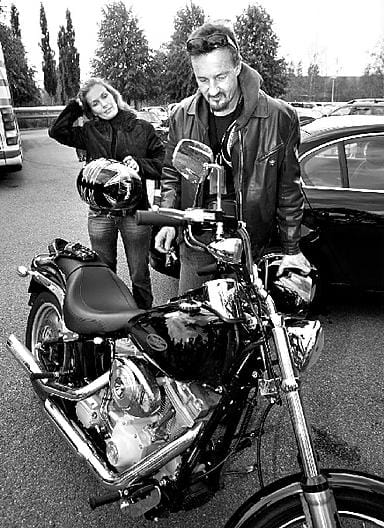 Presidenttiehdokas Sauli Niinistö onnittelee kilpakumppaniaan Tarja Halosta presidentinvaalien toisen kierroksen vaalivalvojaisissa YLE:n Isossa Pajassa Helsingissä.