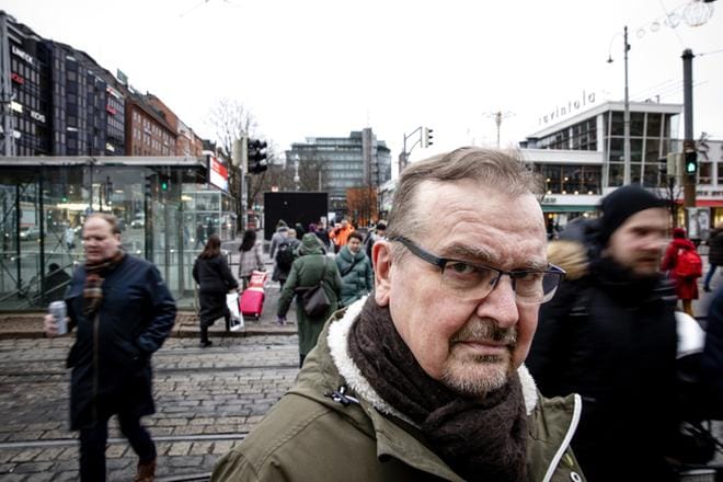 Kaupungin meteli rasittaa korvien soimisesta kärsivää Markku Toukolaa. KUVA: JOEL MAISALMI