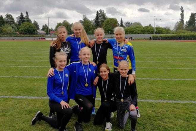 T15 sarjan 4x80m aitajuoksuviestissä juoksivat Ilona Takala, Milja-Maria Lahti, Seliina Kuoppa-aho ja Sara Vuorela. T13 sarjan 4x60m aitajuoksuviestissä juoksivat Katariina Leppäaho, Anniina Viitasaari, Viola Takala ja Emmi Piispanen. KUVA: TAPIO RAJALA