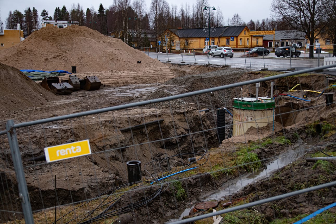 Taivalkosken uuden K-marketin rakennustyömaata 13. marraskuuta 2025. Taustalla Jalavan kauppa.