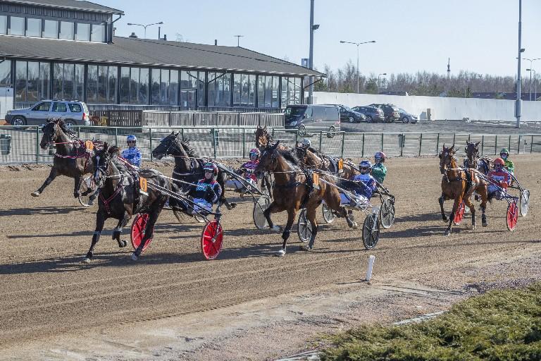 Valtio jakaa raviradoille miljoonien edestä yritystukia, mutta asiaan löytyy selitys – "Ainahan ravipuolella liian vähän maksetaan", veistelee ministeri
