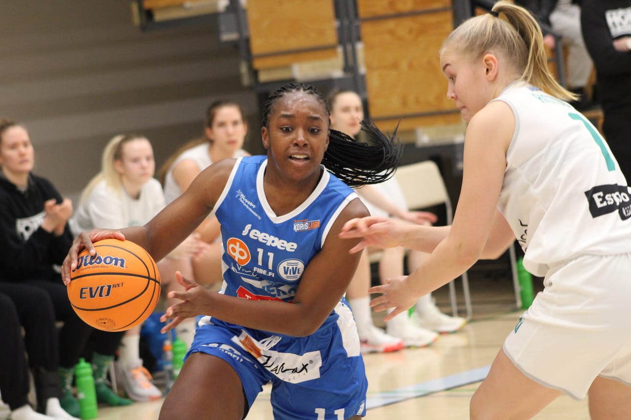 Naisten Korisliigan marraskuun parhaaksi pelaajaksi valittu Kym Royster oli jälleen liekeissä.