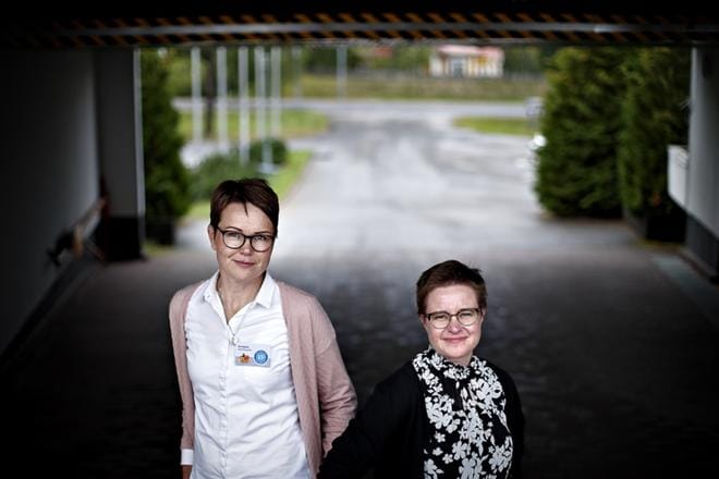 Ähtärin kaupungin erityisopettajat Päivi Ahopelto (vas.) ja Sanni Laitila esittelivät kaupungin omaa joustavan jakson mallia Seinäjoelle kokoontuneille VIP-verkoston asiantuntijoille. KUVA: TOMI KOSONEN