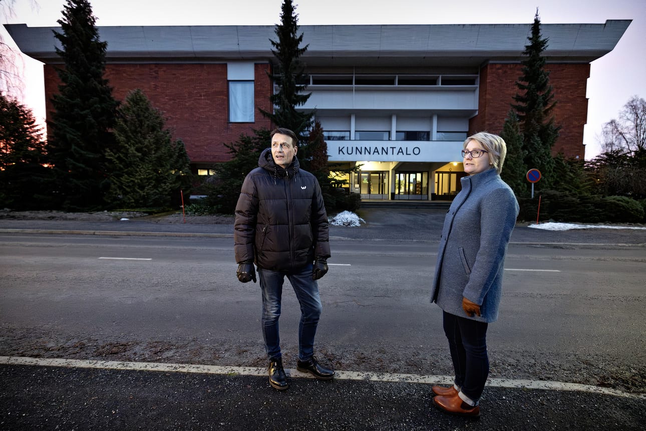 Ilmajoen kunnantalon kosteusteknisiä ratkaisuja tulee uudistaa, sanovat Ilmajoen kunnan tekninen johtaja Paavo Perälä ja rakennuttajainsinööri Sari Saarinen.