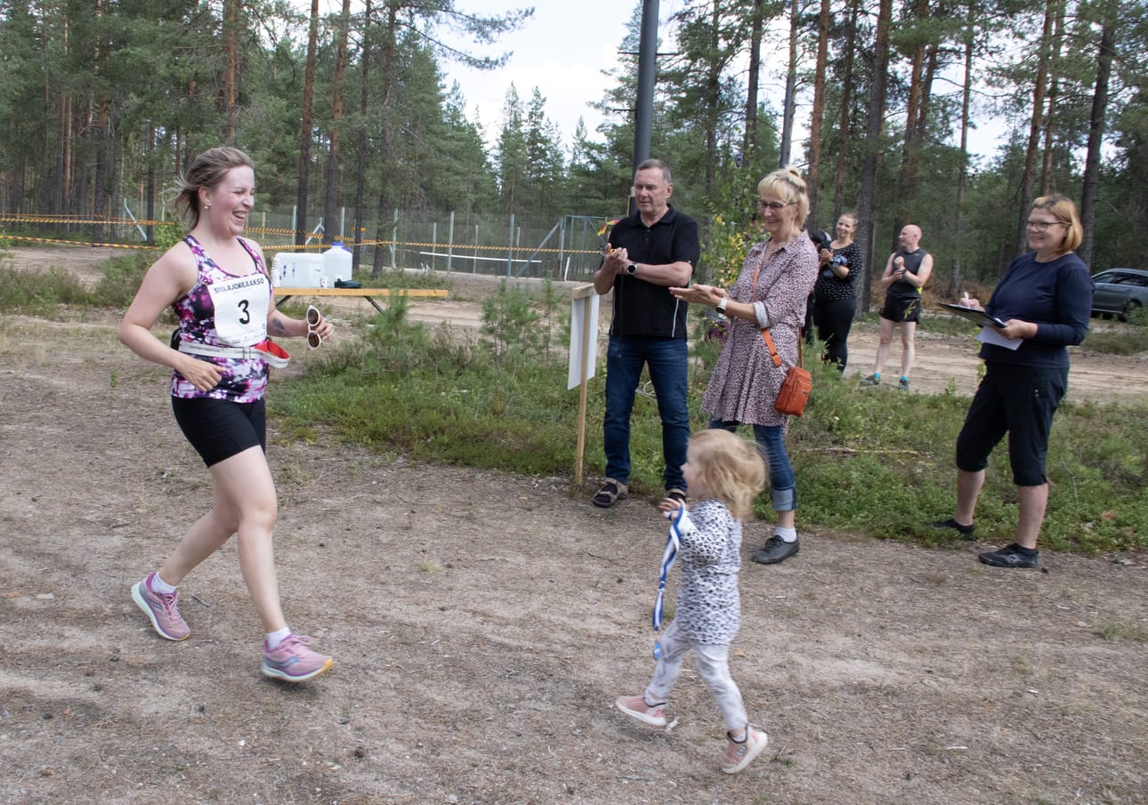 Elokuussa kaksi vuotta täyttävä Miu Kivijärvi oli kisan nuorin osanottaja. Hän oli maalissa vastassa tätiään Jenna Kivijärveä. Mukana oli hänen oma mitali sekä joka paikassa mukana kulkeva Unsku-unilelu, joka ei näy tässä kuvassa, mutta oli matkassa myös juoksun aikana.